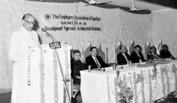 Ramkrishna Bajaj delivering a speech at the Seminar ‘Development Approach To Industrial Relations’ organised by Rajasthan Employers Association, Jaipur on 01 December 1984.
