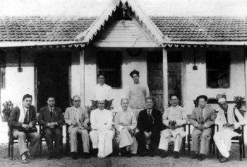 Jamnalal Bajaj, Ramkrishna Bajaj and others with the Chinese Delegation headed by Tai Chi Tao at Bajajwadi in November 1940.