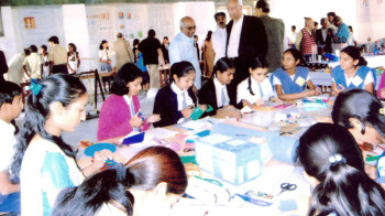 Dr. R.A. Mashelkar, former Director General, CSIR, visiting the Bajaj Science Centre in Wardha (Maharashtra)